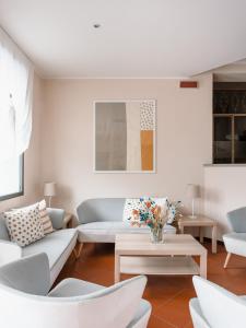 a living room with couches and a table at Hotel Milton in Marina di Pietrasanta