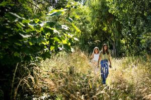 奧斯坦德的住宿－les Cabanes d'Ostende，两个女孩在树林里走上一条小径