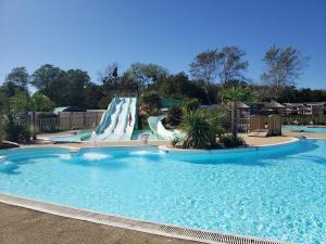 Bazén v ubytovaní MOBIL-HOME CONFORTABLE ET BIEN EQUIPE AVEC PISCINES ET LA PLAGE A PIED alebo v jeho blízkosti