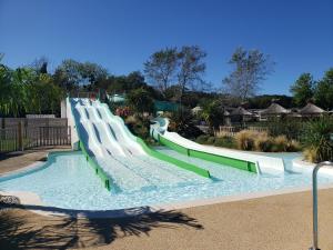 Bazén v ubytovaní MOBIL-HOME CONFORTABLE ET BIEN EQUIPE AVEC PISCINES ET LA PLAGE A PIED alebo v jeho blízkosti