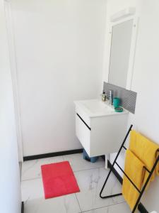 W łazience znajduje się umywalka i lustro. w obiekcie TAHITI - Orofero Lodge w mieście Paea
