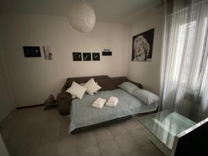 uma sala de estar com um sofá e uma mesa de vidro em TRILOCALE DUOMO + TERRAZZO panoramico cond. em Ferrara