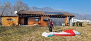 une personne faisant de l'équitation devant une maison dans l'établissement Casa Nicole 1, à Mussolente 