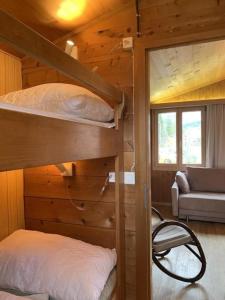 1 Schlafzimmer mit 2 Etagenbetten in einer Hütte in der Unterkunft Chalet Bambi in Sörenberg
