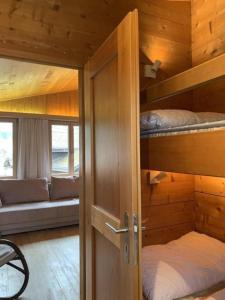 Habitación con 2 literas en una cabaña en Chalet Bambi, en Sörenberg