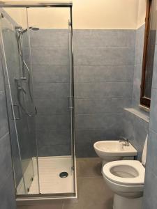 a bathroom with a shower and a toilet at Casa con giardino vicino al mare in Massa