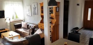 ein Wohnzimmer mit einem Ledersofa und einem Tisch in der Unterkunft Casa Dina in Lugano