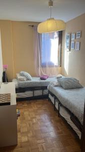 Habitación con 3 camas y ventana en Apartamento Bubal, en Panticosa