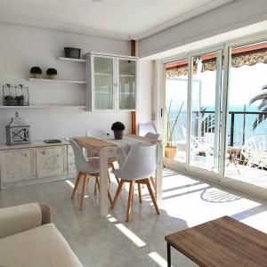 Apartamento Santa Pola في سانتا بولا: غرفة معيشة مع طاولة وكراسي