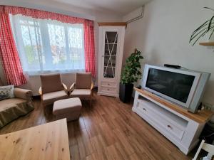Televízia a/alebo spoločenská miestnosť v ubytovaní Chalupa Bohunka