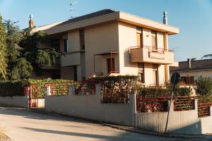 una casa bianca con una recinzione di fronte di Casa Vacanze Civico 19 a Matera