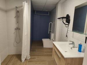 een badkamer met een douche, een wastafel en een toilet bij Apartamentos Pueblo Mar in Calpe