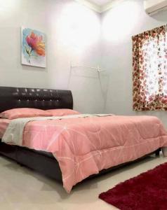 ラワンにあるKundang Villa @ Tasik Biru - 3 Bedrooms Bungalowのベッドルーム1室(ピンクの毛布付きのベッド1台付)