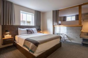 Letto o letti in una camera di Hotel Mont-Tremblant