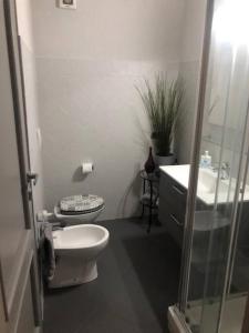 un bagno con un water e un lavandino di La casa di Gabry Superior ad Albano Laziale