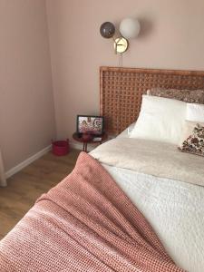 una camera da letto con un letto con una coperta rossa sopra di Porto Plage de Matosinhos a Matosinhos