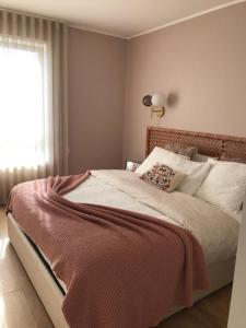 una camera da letto con un grande letto con una coperta rossa di Porto Plage de Matosinhos a Matosinhos
