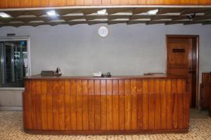 drewniany bar w pokoju z zegarem na ścianie w obiekcie Hotel Sea Queen w mieście Koks Badźar
