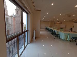 una sala de conferencias con una mesa larga y sillas en HOTEL LAGOS INN, en Lagos de Moreno