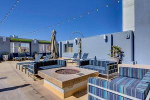 une terrasse avec des canapés, une table et des chaises dans l'établissement Ultimate Las Vegas Getaway One Bedroom Suite with Balcony, Kitchen, Gym, Pool & Free Parking, à Las Vegas