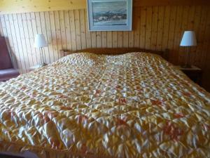 Postel nebo postele na pokoji v ubytování Ferienwohnung Amsoldingen, Berner Oberland, Thunersee Schweiz mit herrlicher Aussicht auf Stockhorn