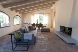A seating area at Relais Casale Valigi