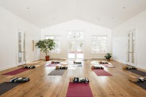 una stanza piena di tappetini per lo yoga di Le Couvent Val-Morin a Val-Morin