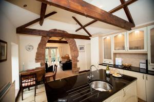 een keuken met een wastafel en een aanrecht bij Beckside Cottage, Netherby, near Carlisle in Longtown