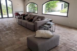 A seating area at Relais Casale Valigi