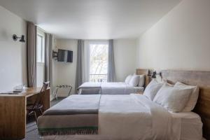 Letto o letti in una camera di Hotel Mont-Tremblant