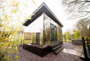 Longtown的住宿－Reflections, Netherby, near Carlisle，花园里的玻璃门小房子