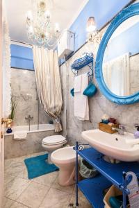 bagno con lavabo, servizi igienici e specchio di BIBI BOUTIQUE AREZZO Appartamento Rosafragola - Verdeconiglio ad Arezzo