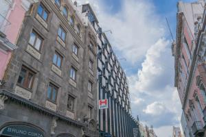 a tall building in the middle of a city at Hotel Palace Puebla in Puebla