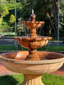 una fuente de agua en medio de un parque en Guararema Parque Hotel, en Guararema