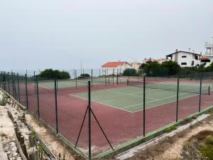 Tenis a/nebo squash v ubytování Golden Rock Beach Apartment nebo okolí