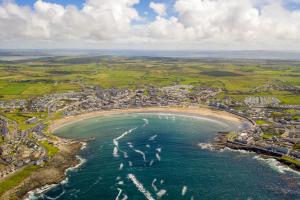 z powietrza widok na plażę i ocean w obiekcie Bay View Hotel w mieście Kilkee