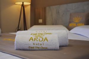 Postelja oz. postelje v sobi nastanitve Hotel Arda Velipoje