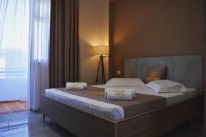 Posteľ alebo postele v izbe v ubytovaní Hotel Arda Velipoje + 28 fotografií