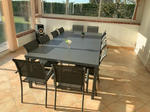 einen Esstisch und Stühle in einem Zimmer in der Unterkunft Piscine chauffée Villa mouettes de Loire in Maslives + 12 Fotos