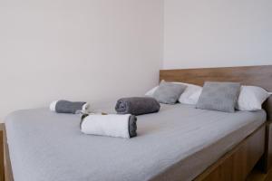 Uma cama ou camas num quarto em Ana Kraljevo