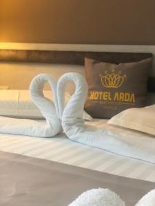 Postelja oz. postelje v sobi nastanitve Hotel Arda Velipoje