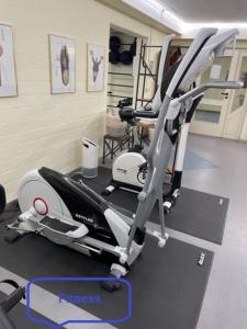een fitnessruimte met een loopband en een elliptische machine bij H-Boot in Laboe