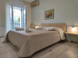 1 dormitorio con 1 cama grande y 2 toallas. en Rooms Ena Rovinj, en Rovinj