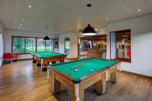 - deux tables de billard dans une salle avec fenêtres dans l'établissement Bourbon Cataratas do Iguaçu Thermas Eco Resort, à Foz do Iguaçu