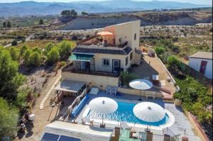 uma vista aérea de uma casa com piscina e guarda-sóis em Villa Bravo em Partaloa