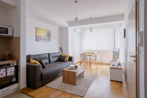 uma sala de estar com um sofá e uma mesa em Ana Kraljevo em Kraljevo
