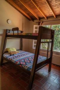 グアタペにあるFinca El paraíso Guatapeのベッドルーム1室(二段ベッド2組付)