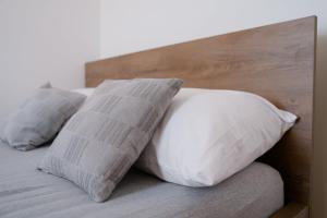 Uma cama ou camas num quarto em Ana Kraljevo