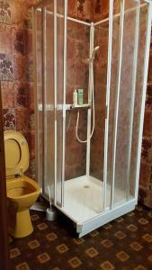 Koupelna v ubytování Olden by the fjords of Norway, Bjørkelund + 57 fotografií