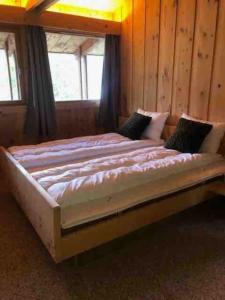 Postel nebo postele na pokoji v ubytování Olden by the fjords of Norway, Bjørkelund